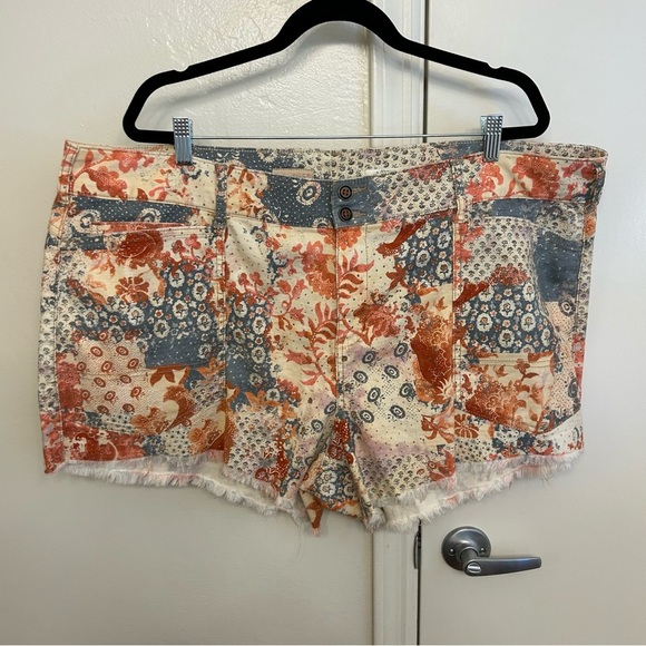 Pilcro The Wanderer Low Rise Shorts Floral Patch Print Size 22W Summer Fun - Picture 3 of 12